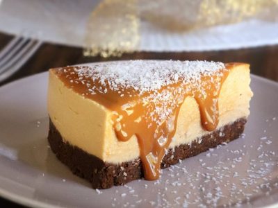 Cheesecake bicolor de coco y dulce de leche: cremoso y súper rico para estas tardes frías