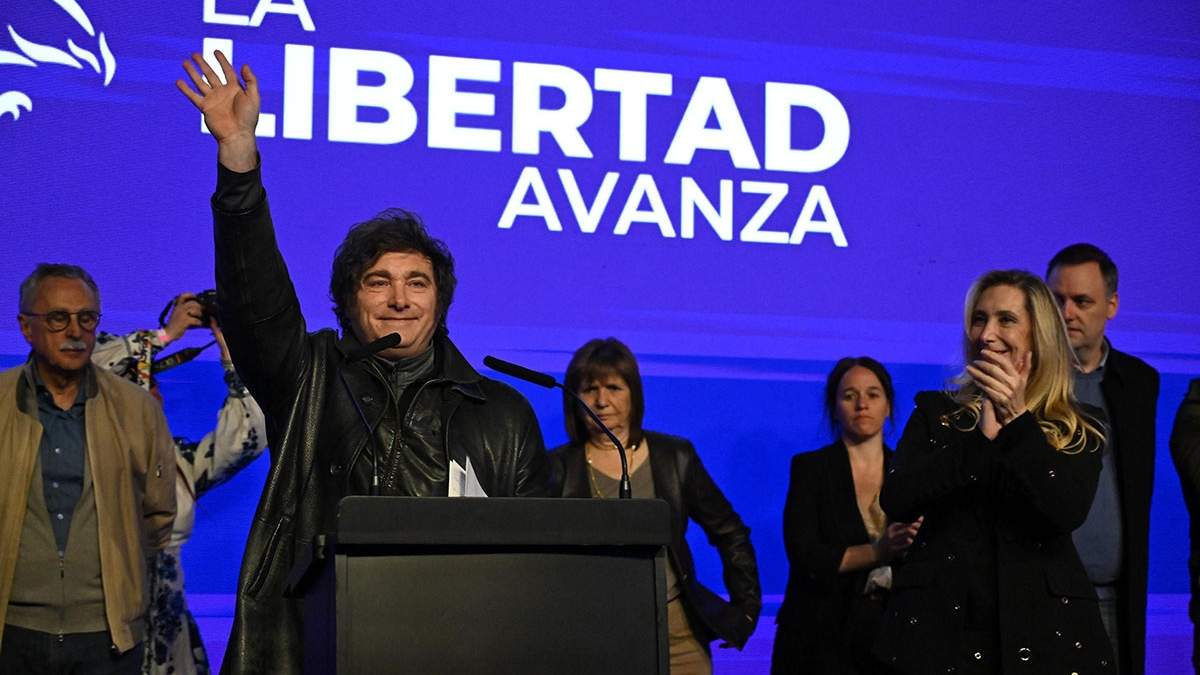 Algunas sonrisas hubo en el búnker de LLA. Javier y Karina Milei.