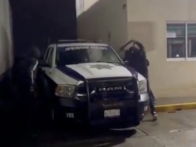 Sujetos armados golpean, balean y esposan a policía de Hidalgo a su patrulla; después dejan manta