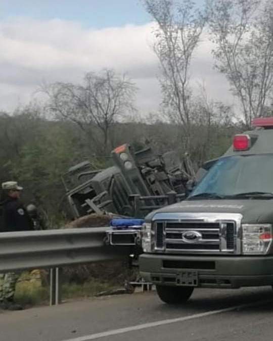 Un camión que transportaba militares de Sedena volcó