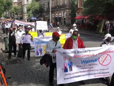 Adultos mayores volverán a empacar en Walmart