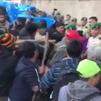 Manifestantes golpean a agentes de la policía militar frente a Palacio Nacional