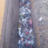 Alta suciedad: así está una acequia en Godoy Cruz