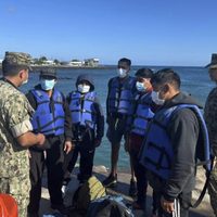 Náufragos peruanos y colombianos llegan a islas Galápagos tras rescate luego de 50 días a la deriva