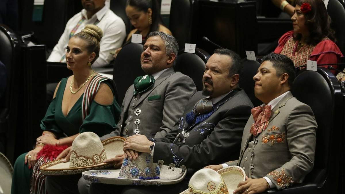 Pepe Aguilar y el gobernador potosino Ricardo Gallardo (tercero y cuarto de izquierda a derecha), en la sesión solemne en San Lázaro.