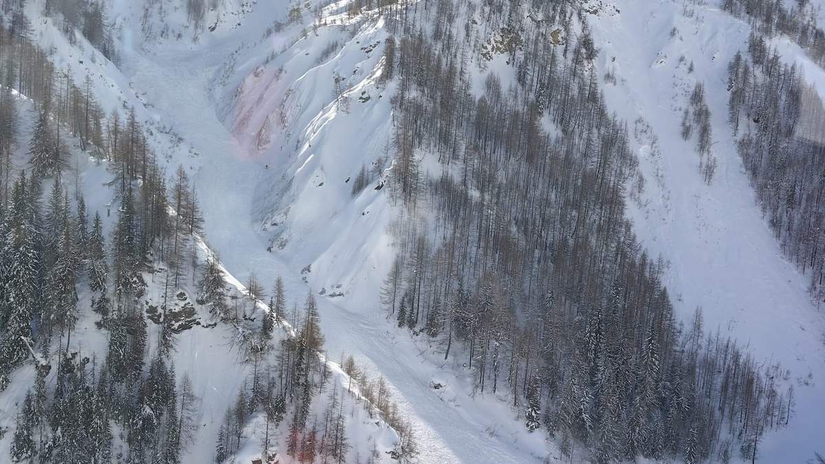Esta imagen difundida por el Servicio de Rescate Alpino de Italia muestra la avalancha que cobró la vida de dos hombres el domingo