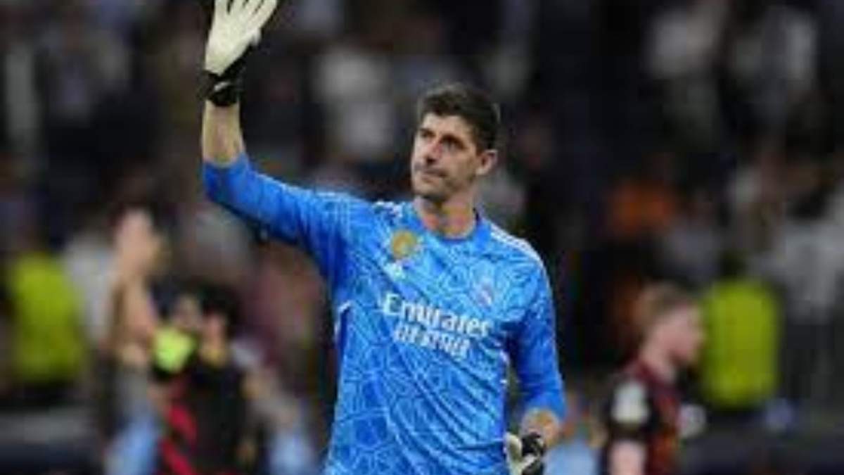 El arquero del Real Madrid Thibaut Courtois saluda al público al término del partido contra el Manchester City por la Liga de Campeones, el 9 de mayo de 2023, en Madrid
