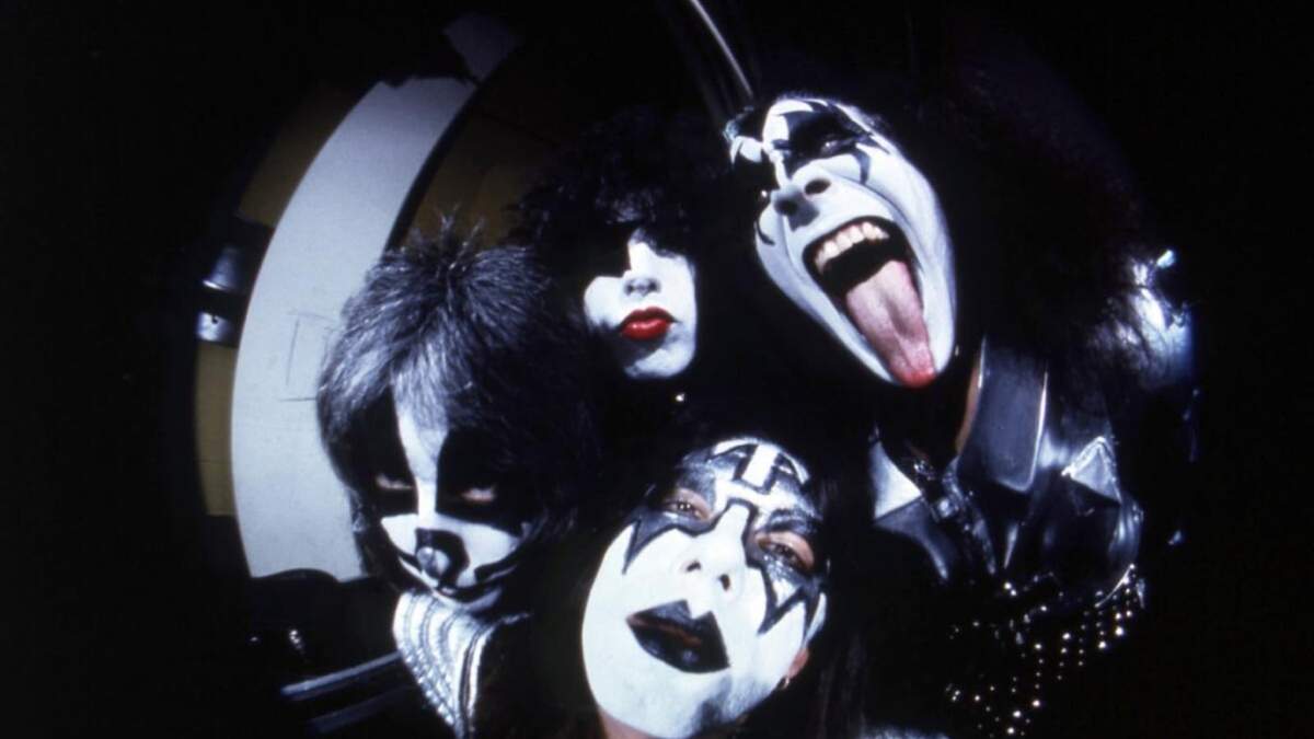 Integrantes del grupo de rock KISS; Gene Simmons, en el sentido de las agujas del reloj desde la derecha, Ace Frehley, Peter Criss y Paul Stanley son fotografiados antes de un concierto en Hartford, Connecticut, el 16 de febrero de 1977