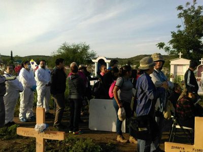 Inician exhumación de cuerpos en fosas comunes de panteones de Coahuila