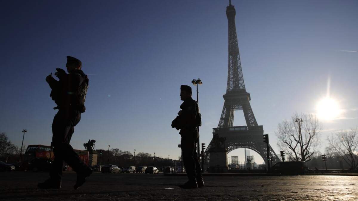 Policías antidisturbios vigilan cerca de la Torre Eiffel, el lunes 30 de diciembre de 2019 en París, previo a los festejos por el Año Nuevo en la capital francesa
