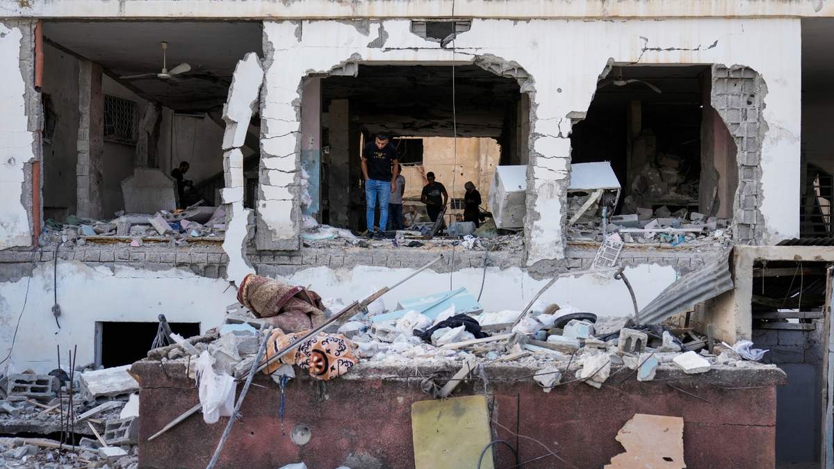 Edificio dañado tras un ataque israelí en el campo de refugiados de Yenín, Cisjordania