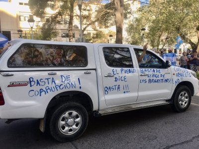 "Basta de reírse de los argentinos": así protestó Neuquén contra el "vacunatorio VIP"