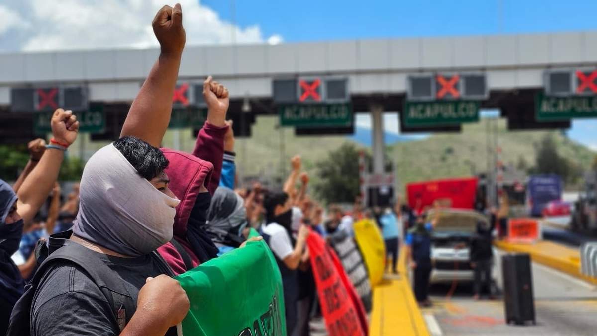 Mitin de normalistas de Ayotzinapa en la Autopista del Sol, el viernes 5 de junio de 2026