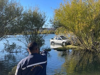 Rescataron a pescadores varados por la crecida del río en Piedra del Águila