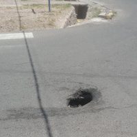 Alerta por un pozo sin señalizar en una esquina de Maipú