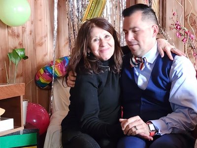 Hijo robado al nacer hace 42 años en Chile abraza a su madre biológica por primera vez