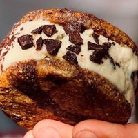 Con 2 ingredientes, prepará estos alfajores helados que son una bomba para la merienda dulce del verano
