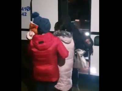 Rebeldes desalojan a habitantes de Donetsk y Lugansk ante bombardeos desde Ucrania