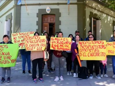 Vecinos de la meseta llevaron a la casa de gobierno el reclamo por falta de agua y luz