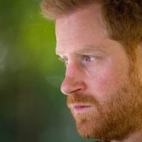 No pudo ocultarlo más: las fotos del peor momento del Príncipe Harry en su regreso al Reino Unido