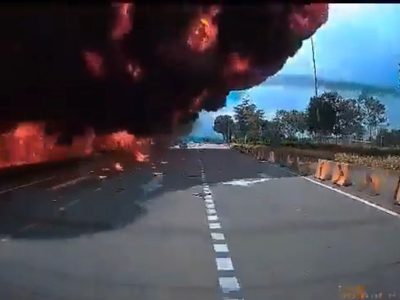 Cae una avioneta en plena carretera en Malasia; hallan nueve cuerpos (Video)