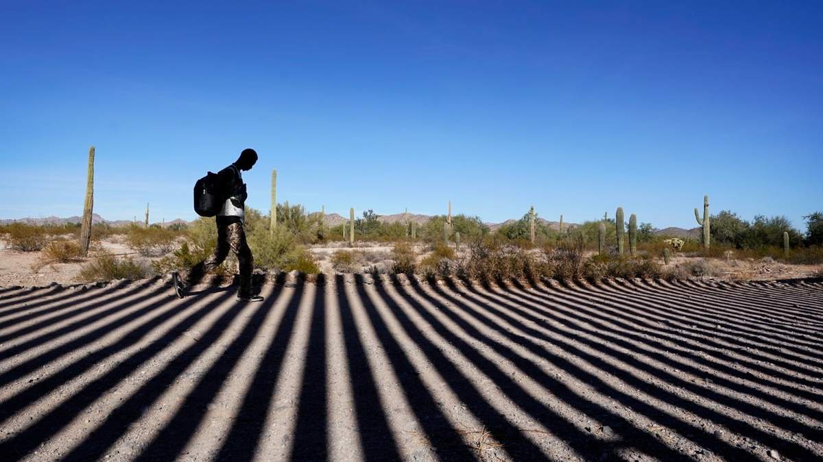 Un migrante cerca de la frontera que separa a Arizona de México