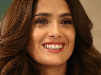 ¡No le tiene miedo! Salma Hayek se burló del Coronavirus y la reacción de la gente ante un estornudo