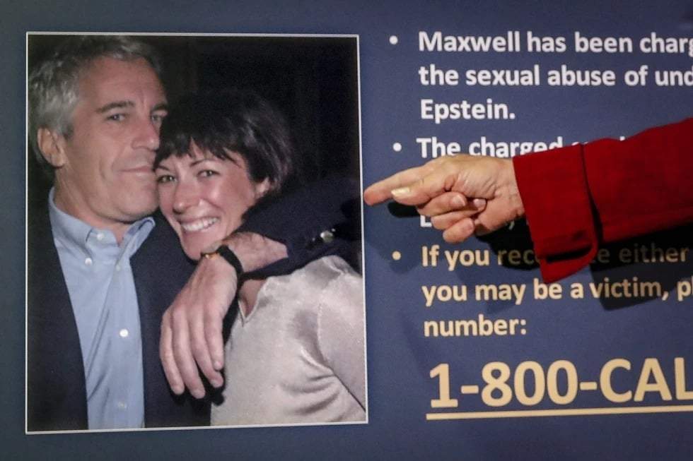Audrey Strauss, fiscal federal interina para el Distrito Sur de Nueva York, señala una foto de Jeffrey Epstein y Ghislaine Maxwell durante una conferencia de prensa en Nueva York el 2 de julio de 2020.