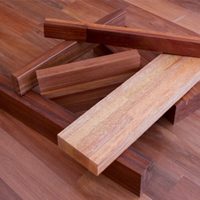 Sin gastar un peso: hacé un hermoso jardín vertical con esos retazos de madera y baldes de plástico que ibas a tirar