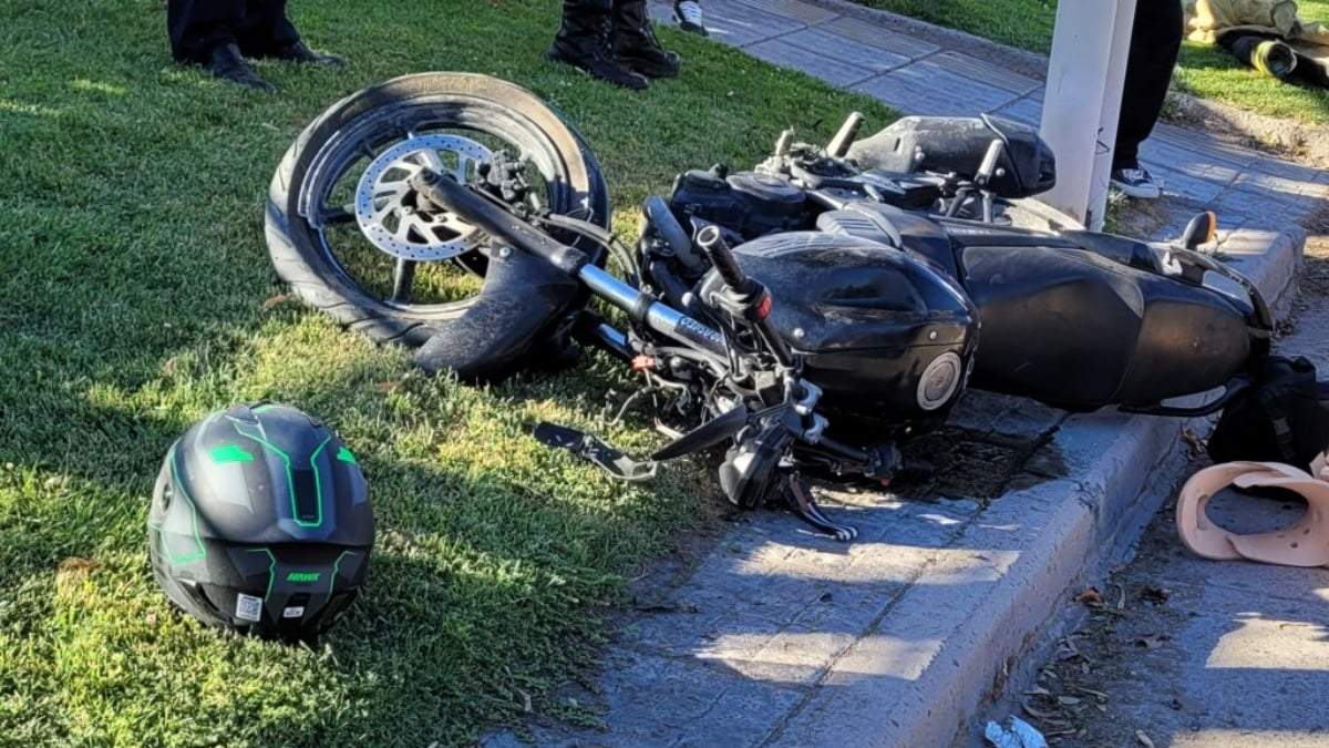 La moto y el casco luego del siniestro. Fuente: (Centenario Digital)
