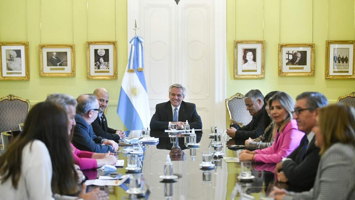 Alberto Fernández junto a representantes del Parlamento Patagónico. Fuente: (Twitter)