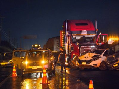 Tráiler sin frenos embiste a ocho vehículos en la México-Acapulco; el conductor se dio a la fuga