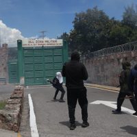 Padres de los 43 bloquean autopista del Sol; normalistas lanzan petardos a cuartel militar