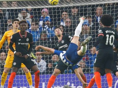 Una fulminante chilena salvó al Brighton del aplazo contra Chelsea