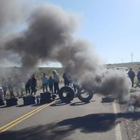 El Polo Obrero corta Ruta Nacional N° 22  en el acceso a Zapala