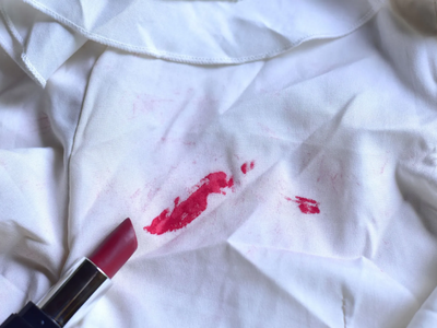 Con solo 1 cosa que seguramente tenés en casa: así podés eliminar las manchas de labial de tu ropa