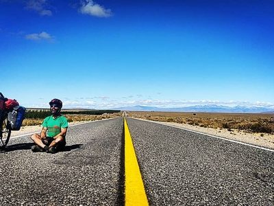 Escritor español que recorre América en bicicleta, varado en Zapala por cuarentena