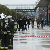 Abaten a hombre que robó arma a militar y causó caos en aeropuerto de Francia