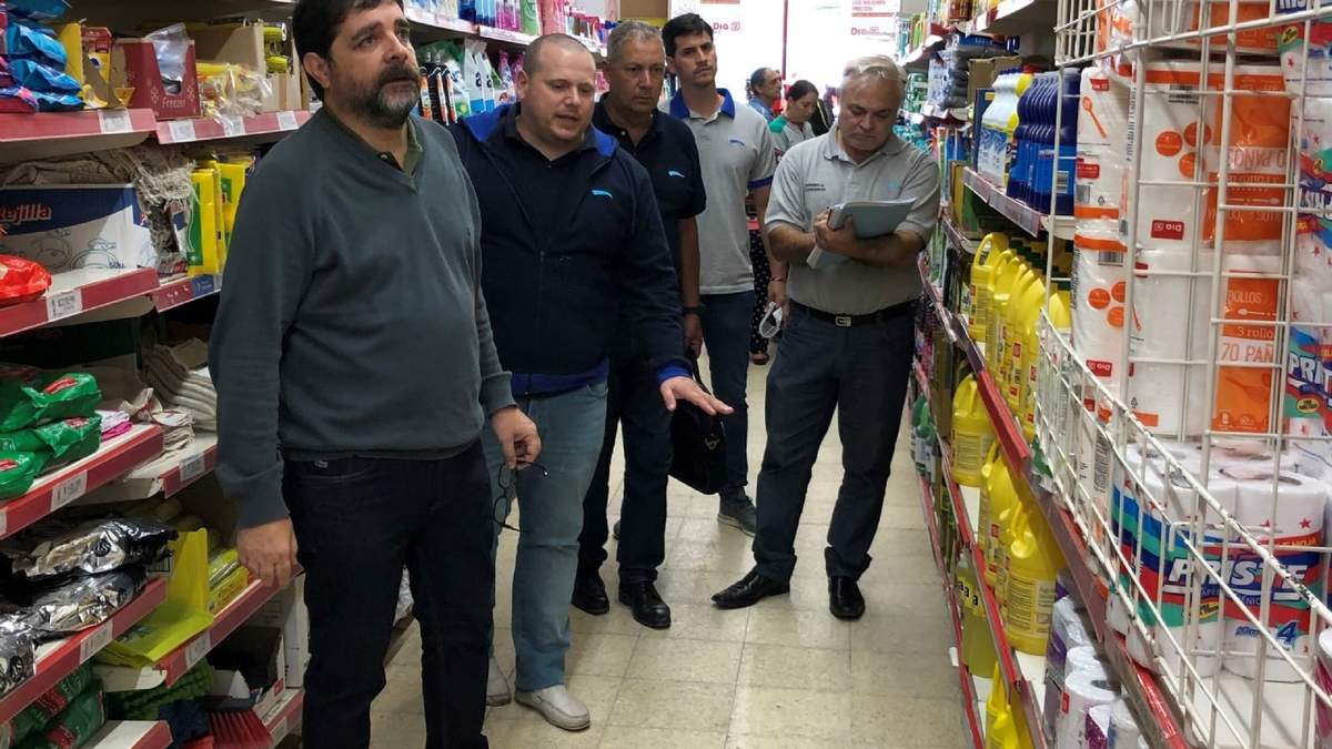 Fernando Moreira, intendente de San Martín, en un control de precios. Fuente: (Instagram)