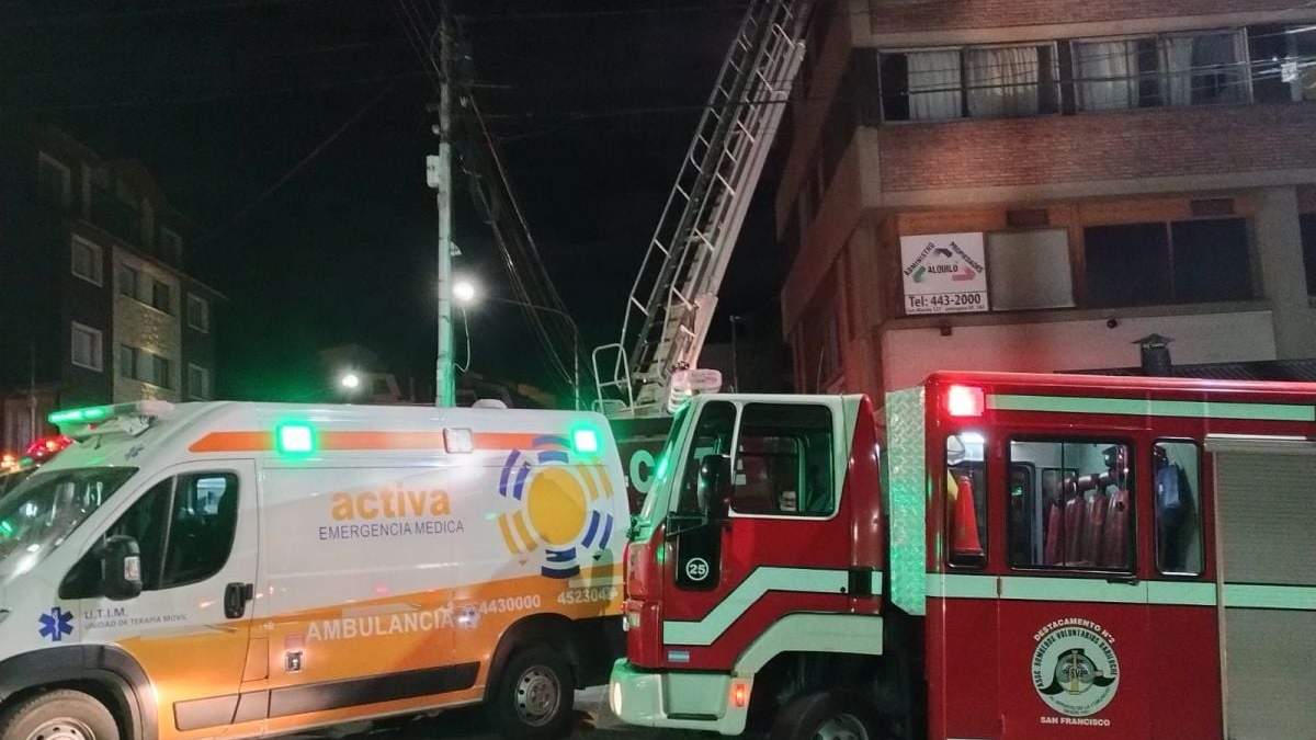Bomberos y equipos sanitarios presentes en el lugar del incendio. Fuente (El Cordillerano).