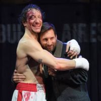 Un fenómeno: Lionel Messi paralizó la calle Corrientes tras asistir a la obra de Nico Vázquez, "Rocky"
