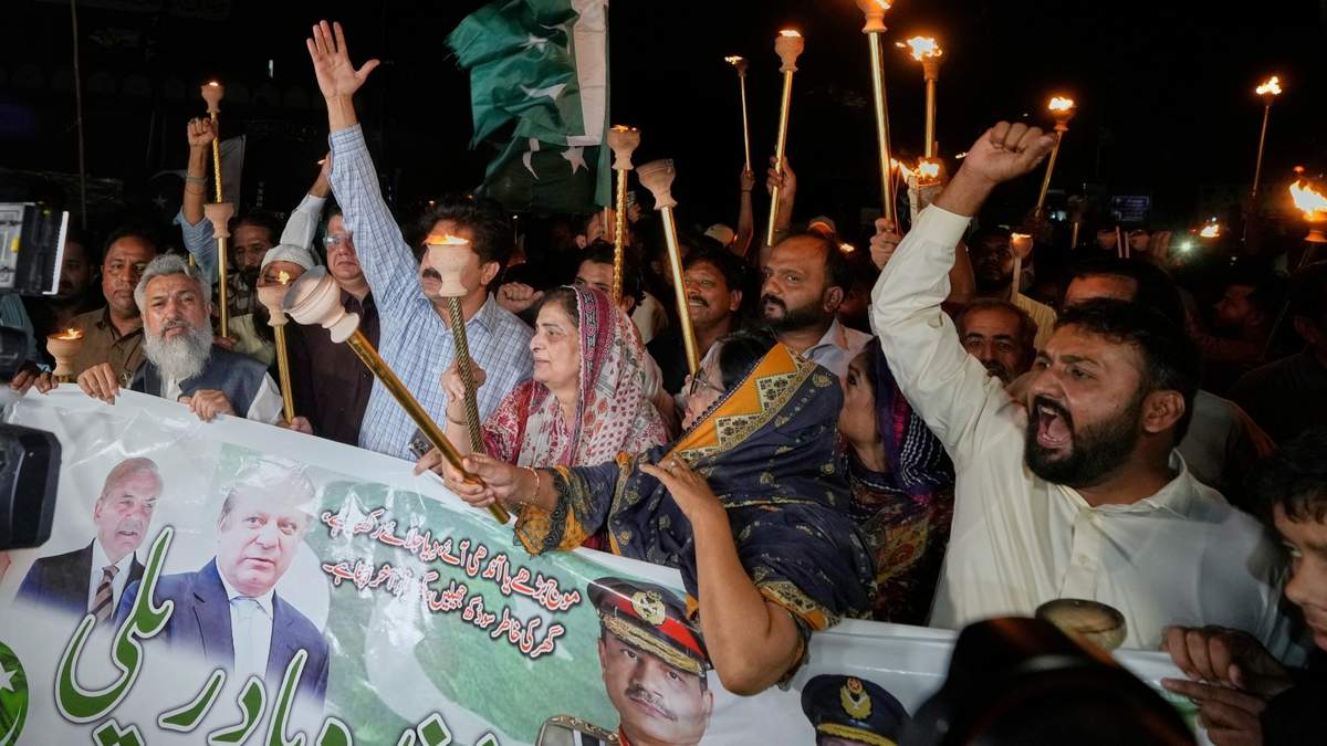Habitantes de Karachi celebran el alto al fuego entre India y Pakistán