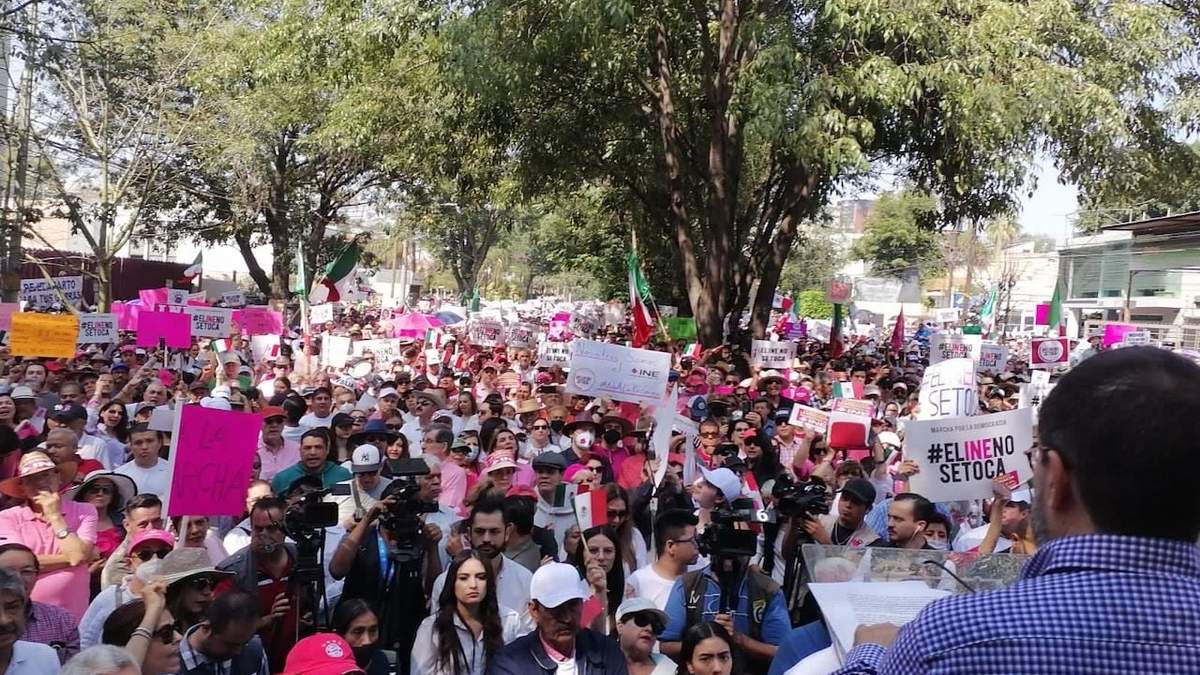 Manifestantes en contra de la iniciativa presidencial en Jalisco