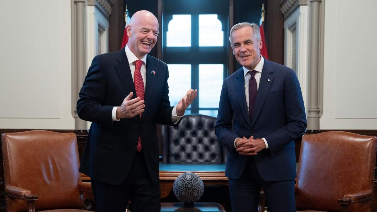 El primer ministro canadiense Mark Carney (derecha) se reúne con el presidente de la FIFA Gianni Infantino en su despacho en Ottawa, Ontario, el viernes 10 de octubre de 2025