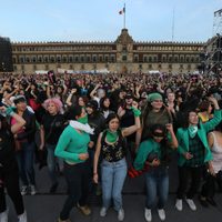 El Zócalo de la CDMX se suma al performance global "Un violador en tu camino” (Video)