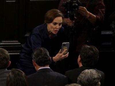 Lilly Téllez enfrenta al vocero de AMLO en plena ceremonia de premiación a Elena Poniatowska (Video)