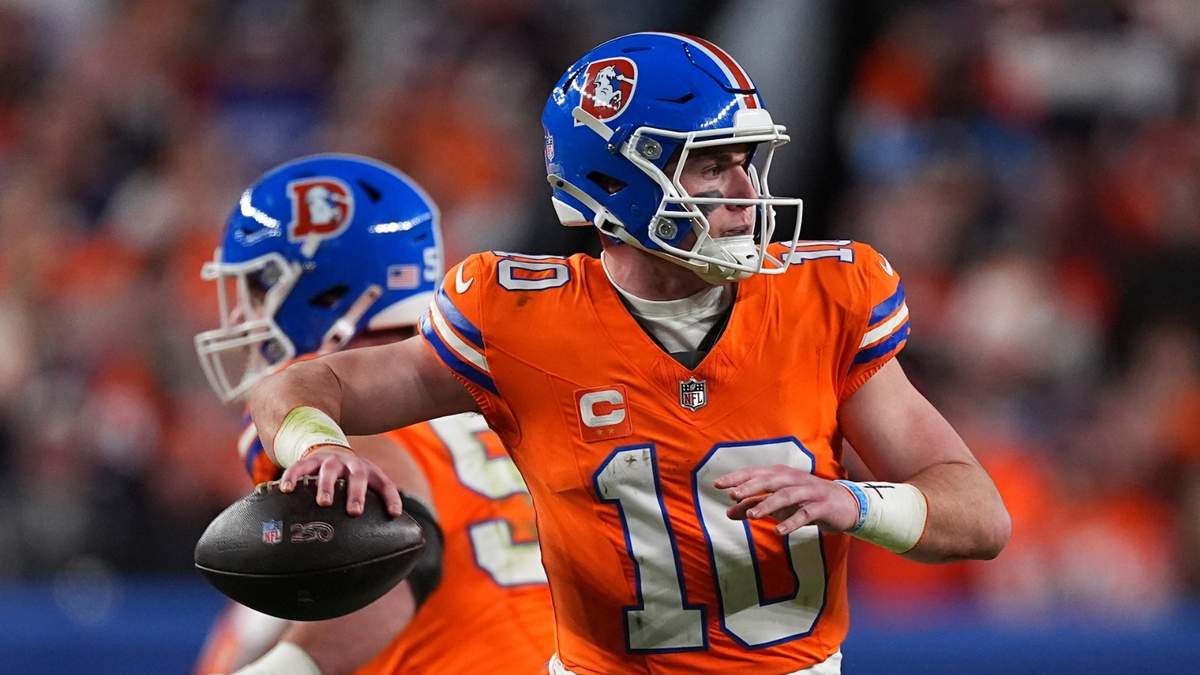 Bo Nix, quarterback de los Broncos de Denver, pasa el balón en el partido de la NFL en contra de los Chargers de Los Ángeles durante la segunda mitad del partido del domingo