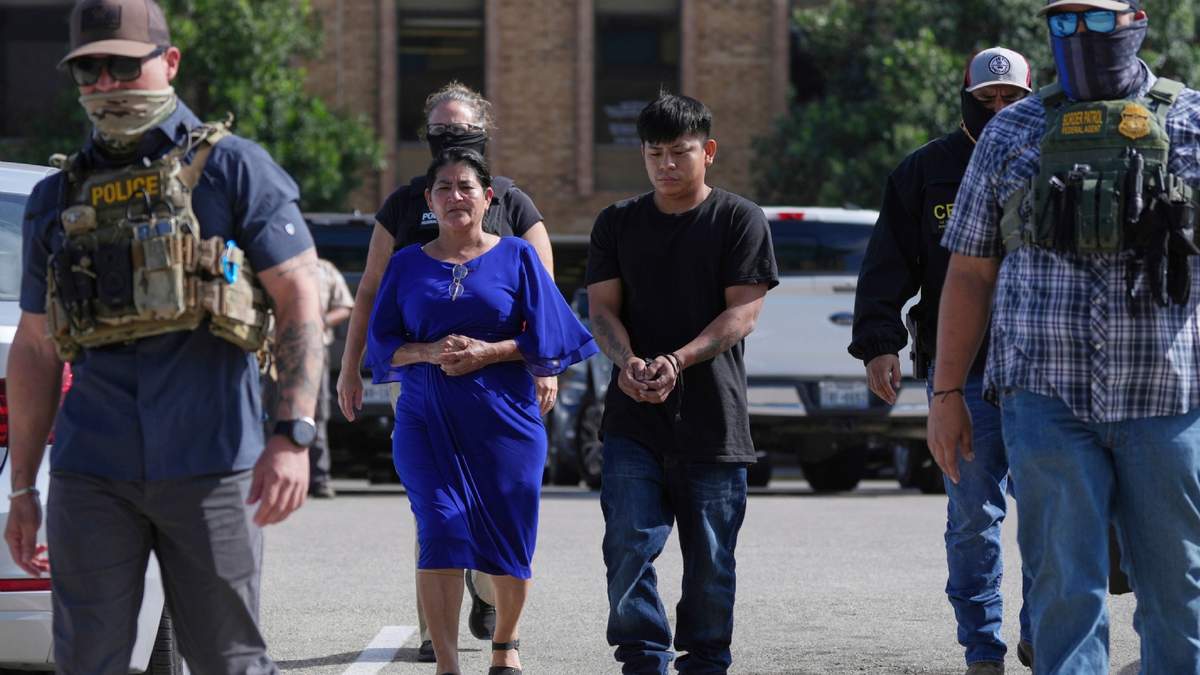 Agentes federales escoltan a una familia a la que detuvieron en una corte de inmigración en San Antonio, Texas