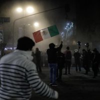 Policías de la CDMX lanzan polvo de extintores a opositores a la reforma judicial