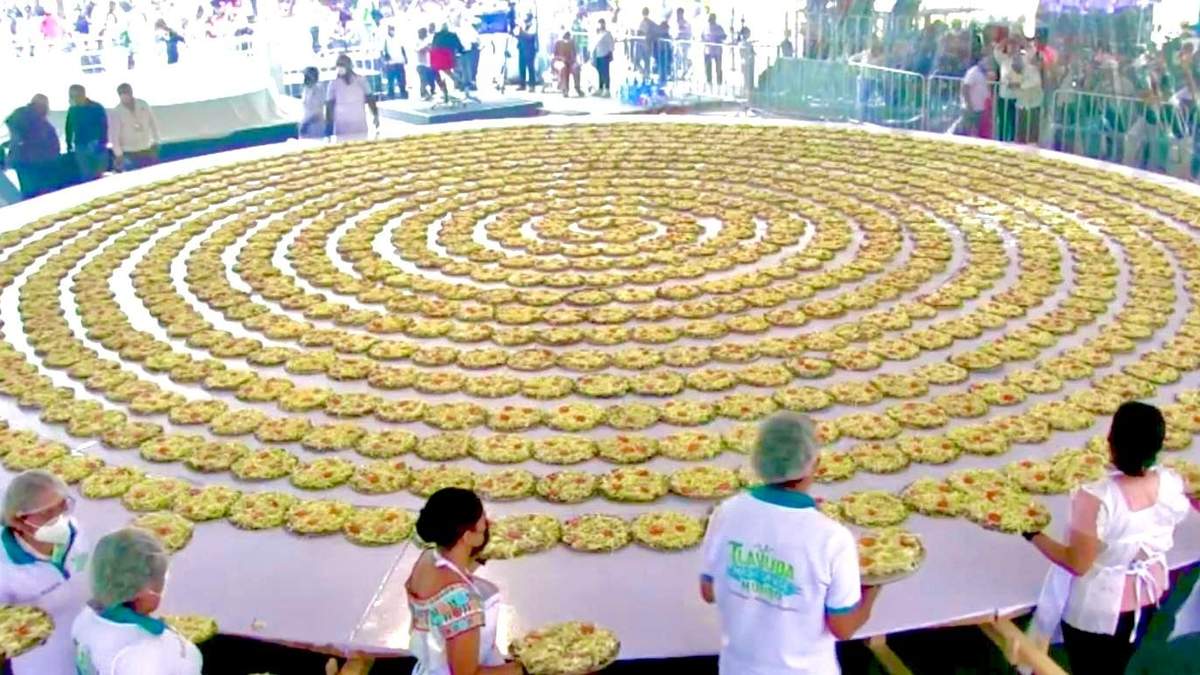 La tlayuda gigante fue, en realidad, muchas tlayudas de tamaño normal
